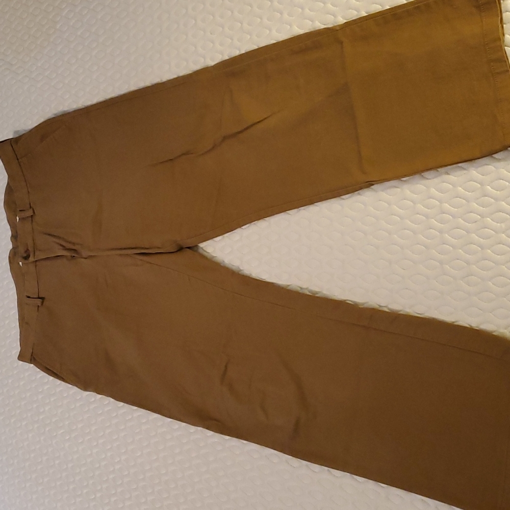 Old Navy tan chino. ultimate loose. 34x32. great condition!